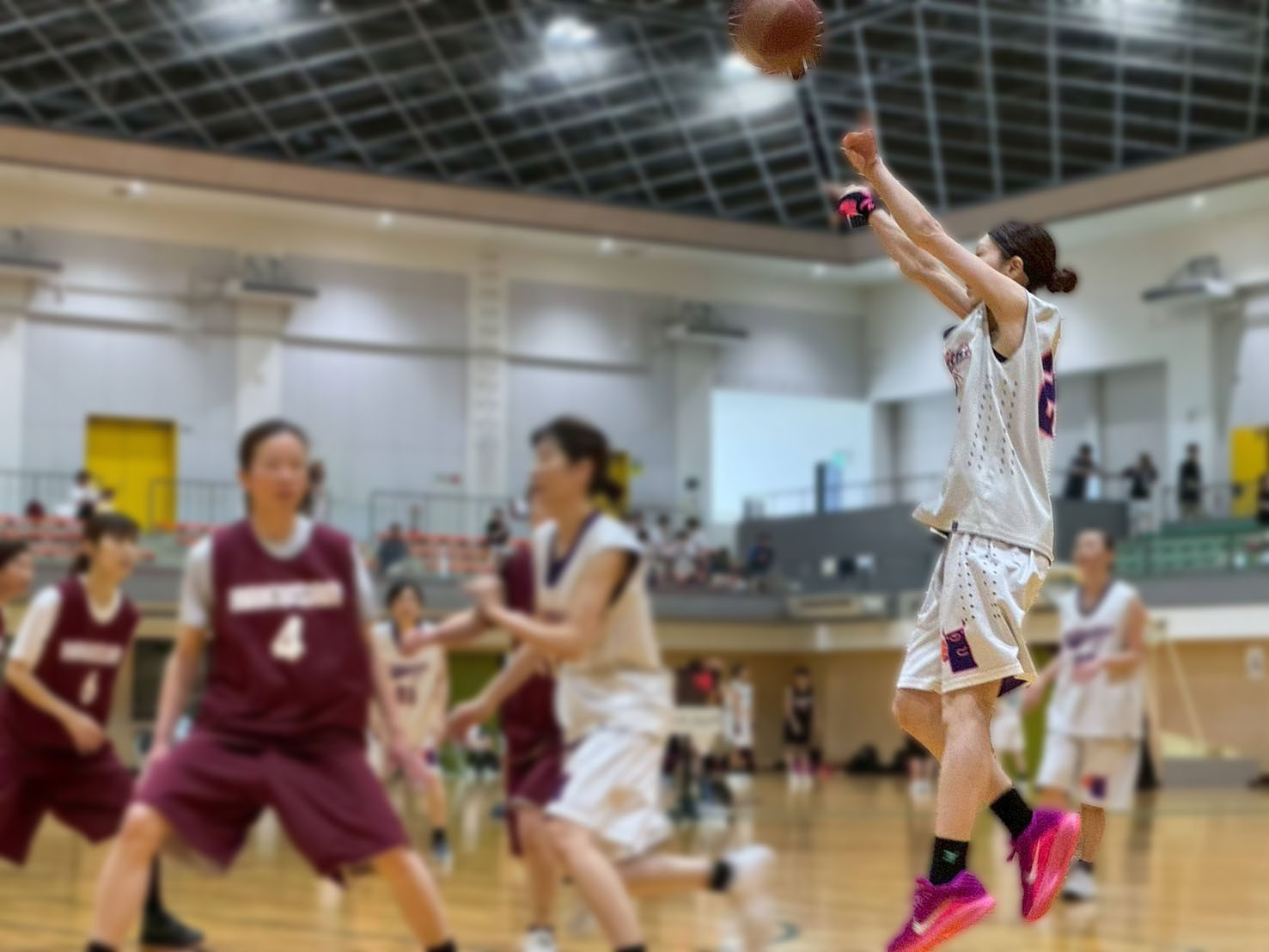 正面を見つめる女性アスリート